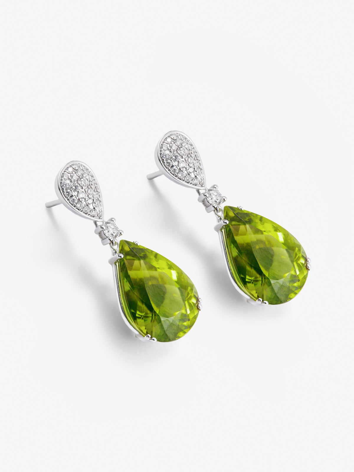 Pendientes de oro blanco de 18K con 56 diamantes en talla brillante con un total de 0,55 cts y 2 peridotos verdes en talla pera con un total de 31,02 cts