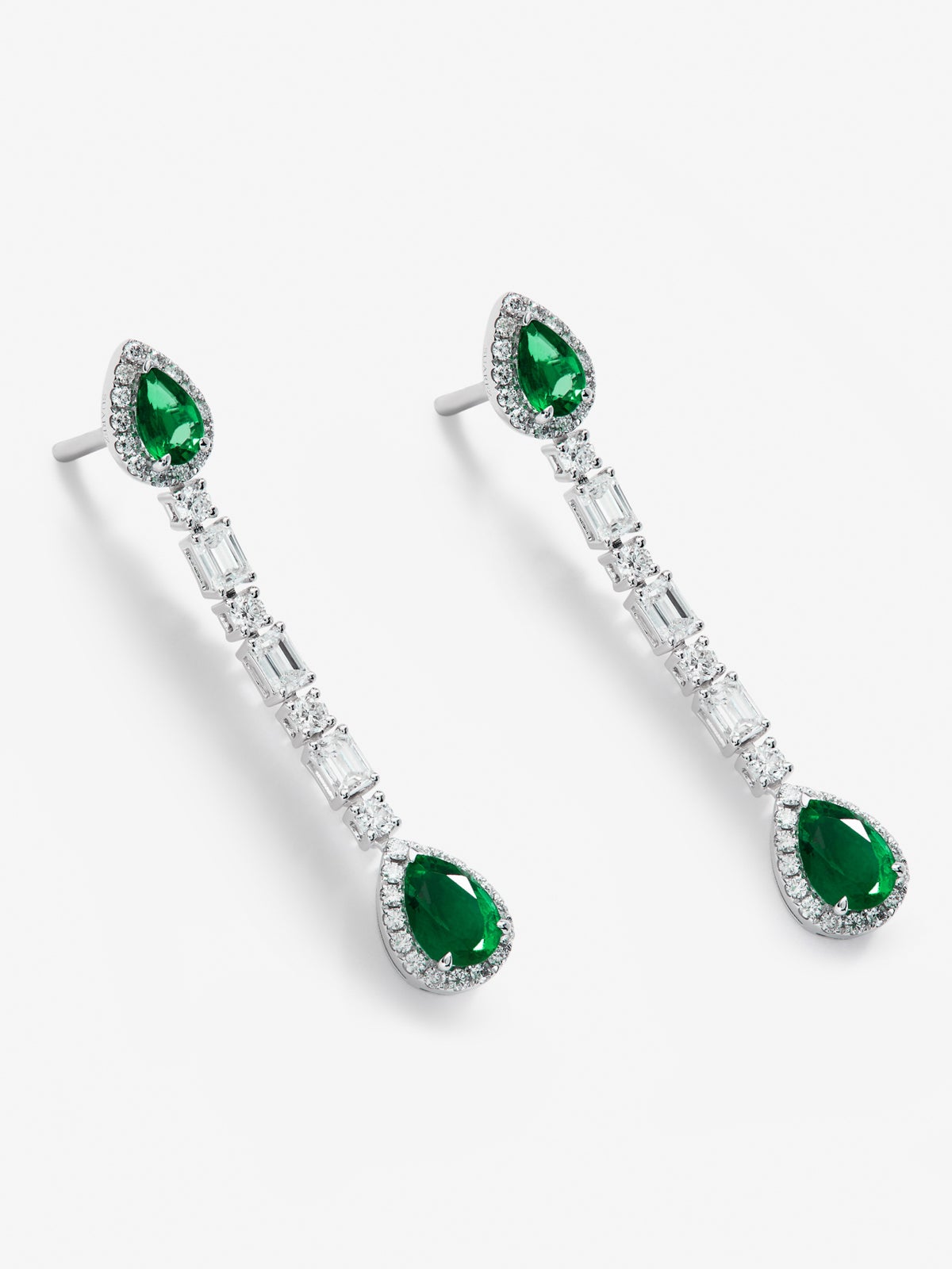 Pendientes de oro blanco de 18K con esmeraldas verdes en talla pera de 2,06 cts y diamantes blancos en talla esmeralda y brillante de 2,04 cts