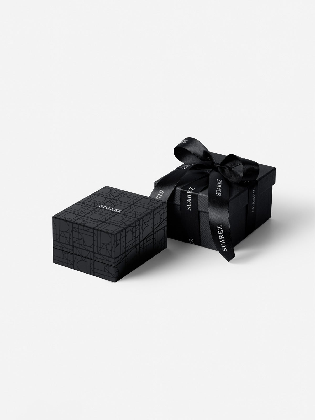 Pendientes de oro blanco de 18K con esmeraldas verdes en talla pera de 2,06 cts y diamantes blancos en talla esmeralda y brillante de 2,04 cts