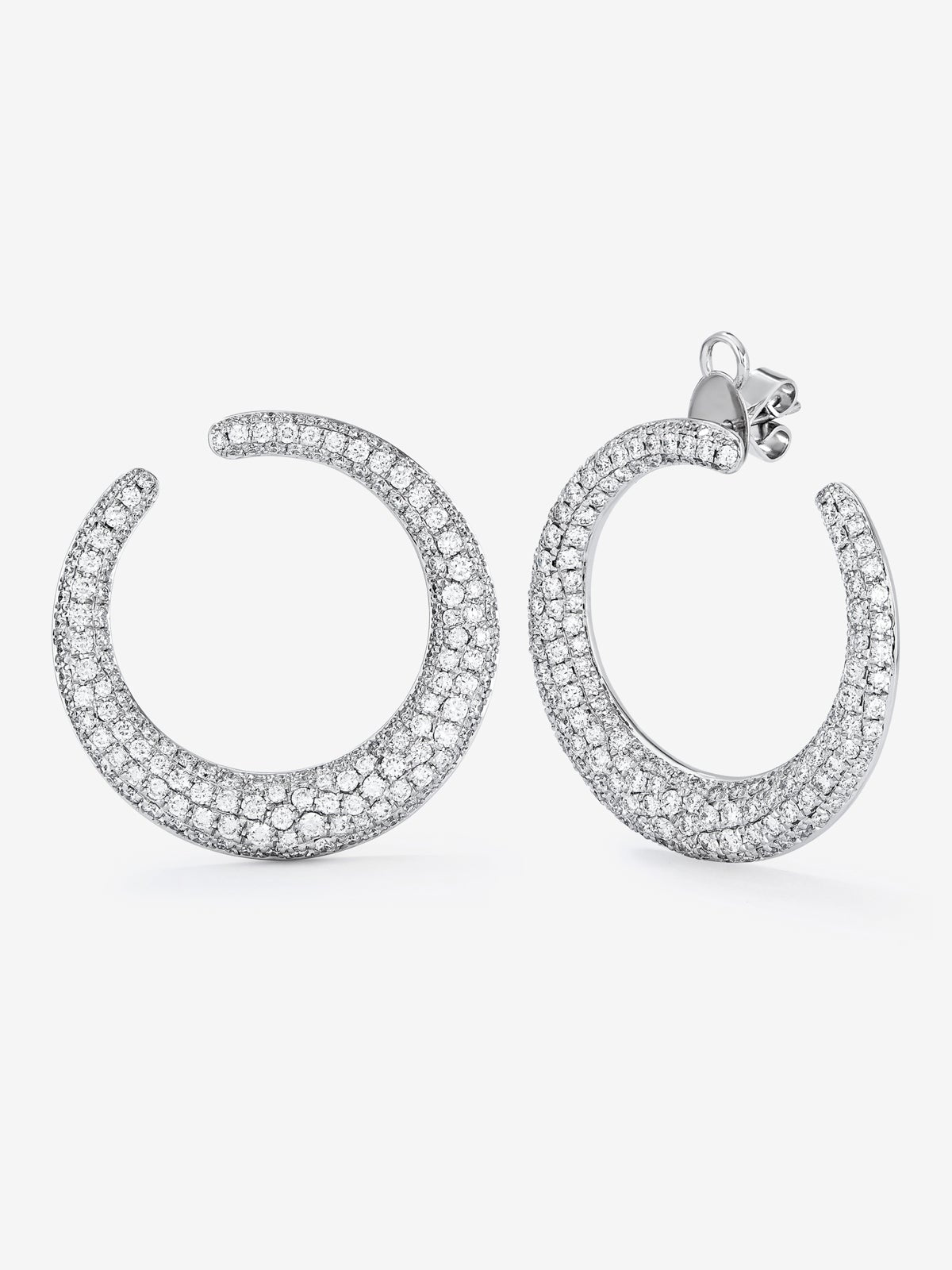 Pendientes de aro abiertos grandes de oro blanco de 18K con pavé de diamantes blancos en talla brillante de 3,9 cts