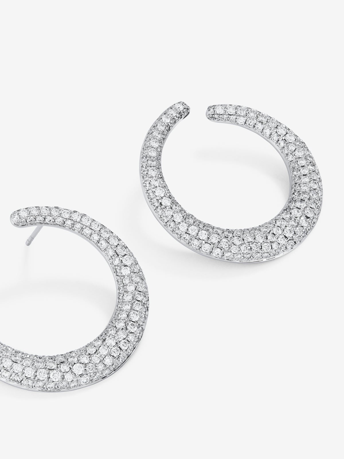 Pendientes de aro abiertos grandes de oro blanco de 18K con pavé de diamantes blancos en talla brillante de 3,9 cts
