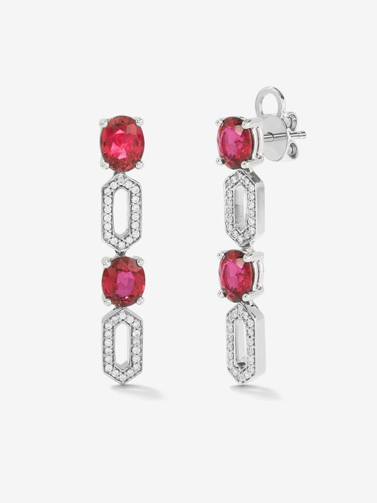 Pendientes de oro blanco de 18K con rubíes rojos en talla oval de 3 cts y diamantes blancos en talla brillante de 0,18 cts
