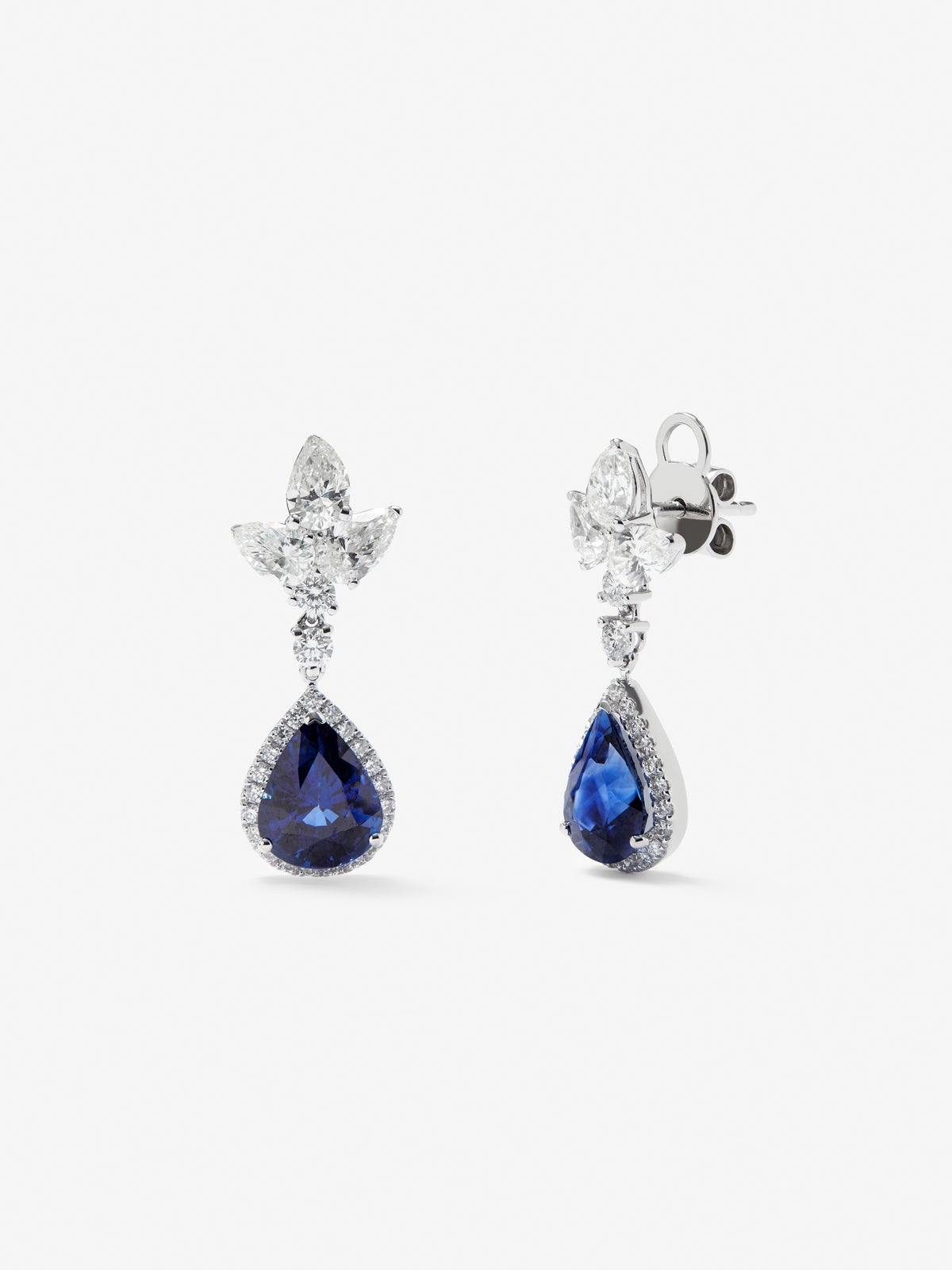 Pendientes de oro blanco de 18K con 2 zafiros azul royal en talla pera con un total de 3,35 cts y 52 diamantes en talla pera y brillante con un total de 1,71 cts