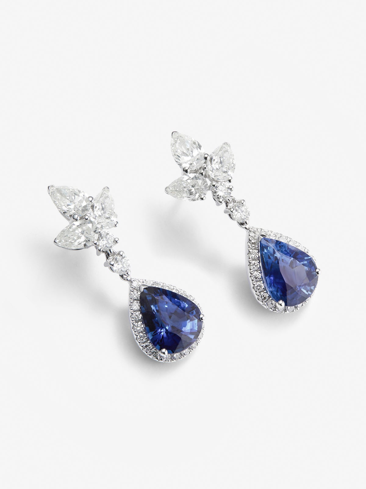 Pendientes de oro blanco de 18K con 2 zafiros azul royal en talla pera con un total de 3,35 cts y 52 diamantes en talla pera y brillante con un total de 1,71 cts