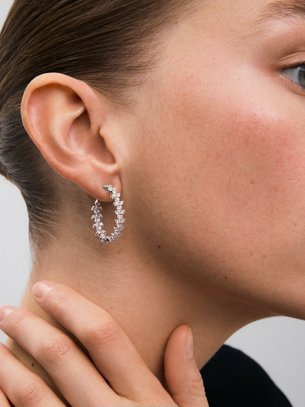 Pendientes de aro de oro blanco de 18K con 90 diamantes blancos en talla brillante con un total de 2,64 cts