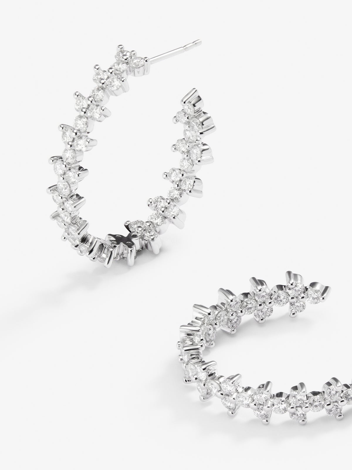 Pendientes de aro de oro blanco de 18K con 90 diamantes blancos en talla brillante con un total de 2,64 cts