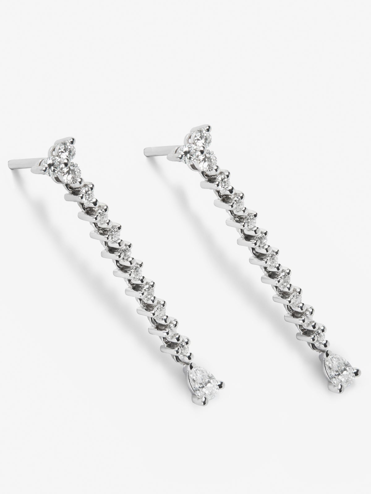 Pendientes de oro blanco de 18K con 2 diamantes en talla pera con un total de 0,21 cts y 18 en talla brillante con un total de 0,34 cts