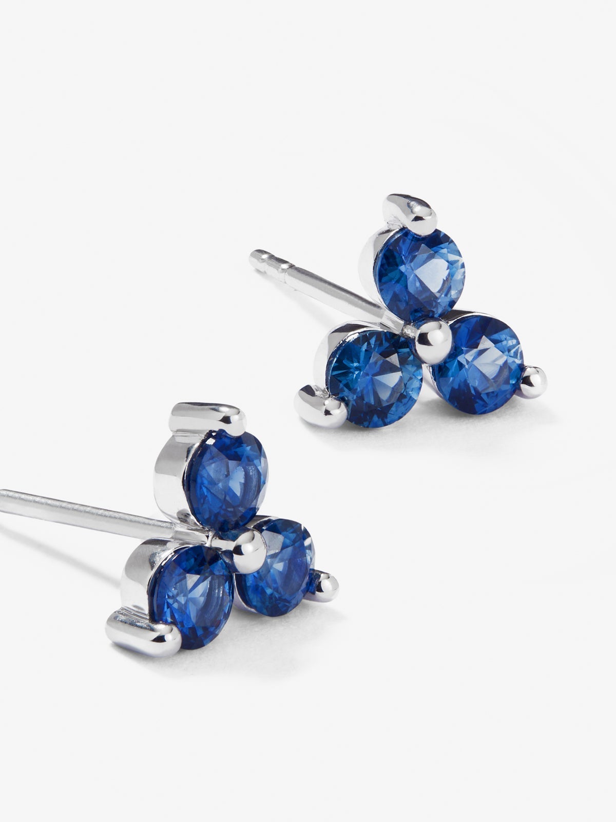 Pendientes de oro blanco de 18K con zafiros azules en talla brillante de 0,77 cts