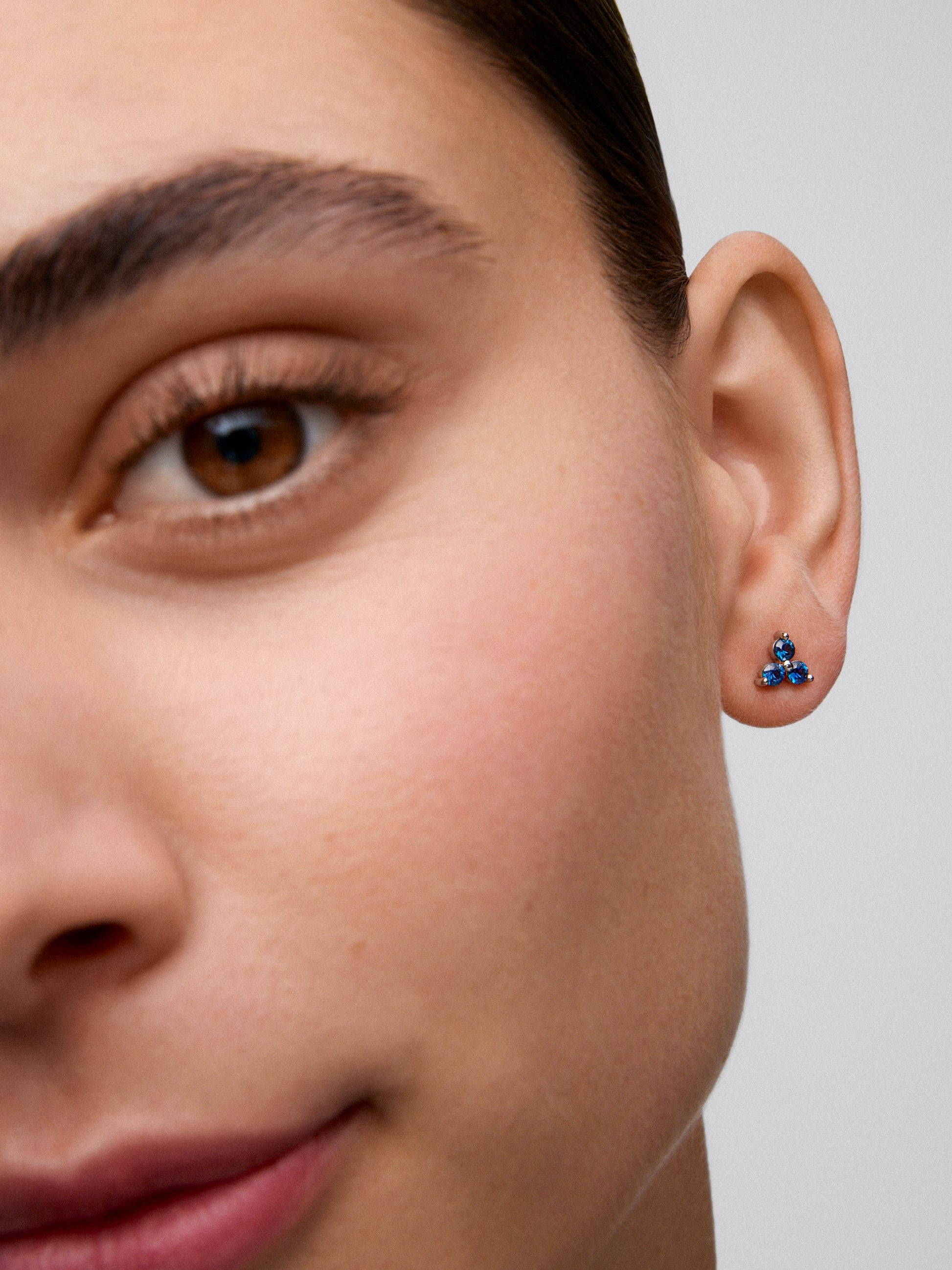 Pendientes de oro blanco de 18K con zafiros azules en talla brillante de 0,77 cts