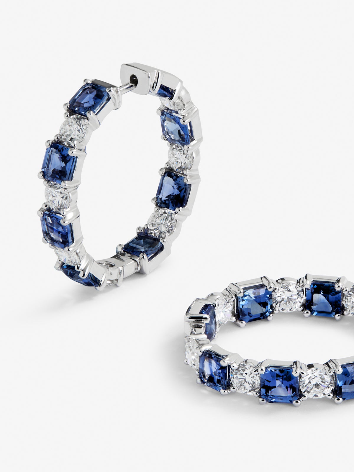 Pendientes de oro blanco de 18K con 16 zafiros azules en talla octogonal con un total de 5,71 cts y 14 diamantes en talla brillante con un total de 2,4 cts