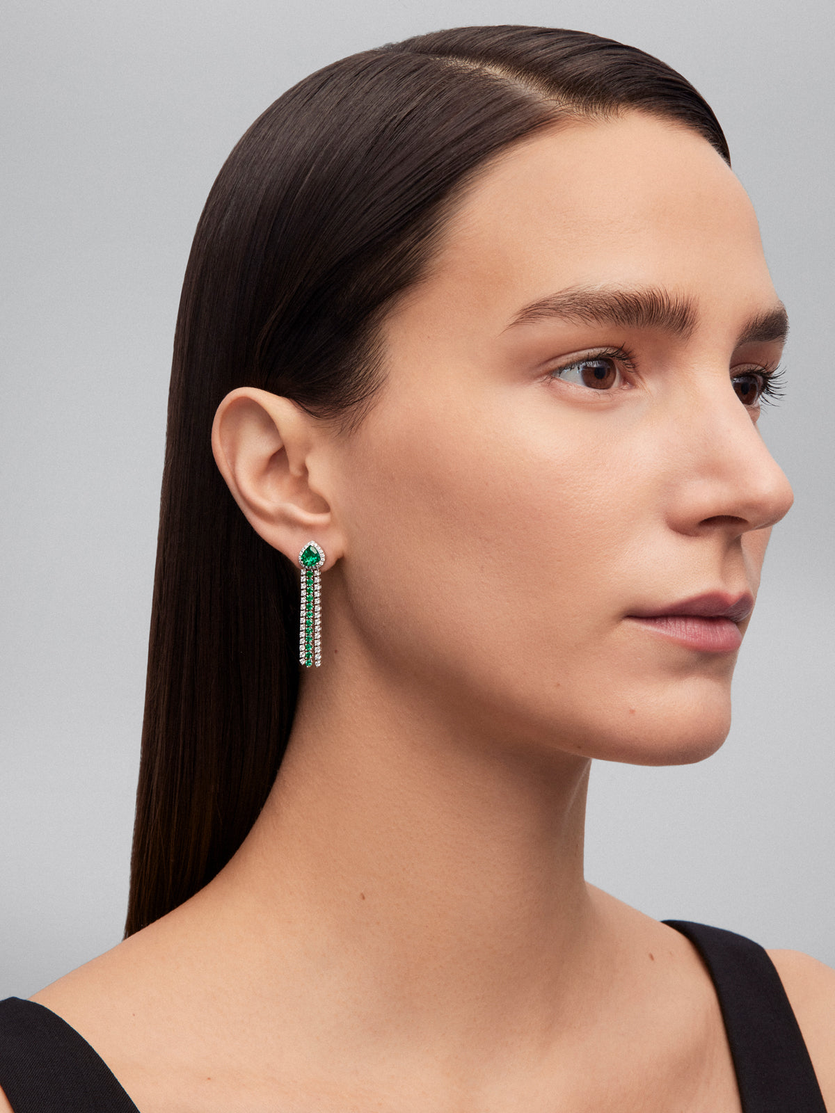 18K white gold hoop earrings with 2 pear-cut emeralds with a total of 1.68 cts, 24 brilliant-cut emeralds with a total of 0.76 cts and 92 brilliant-cut diamonds with a total of 1.13 cts