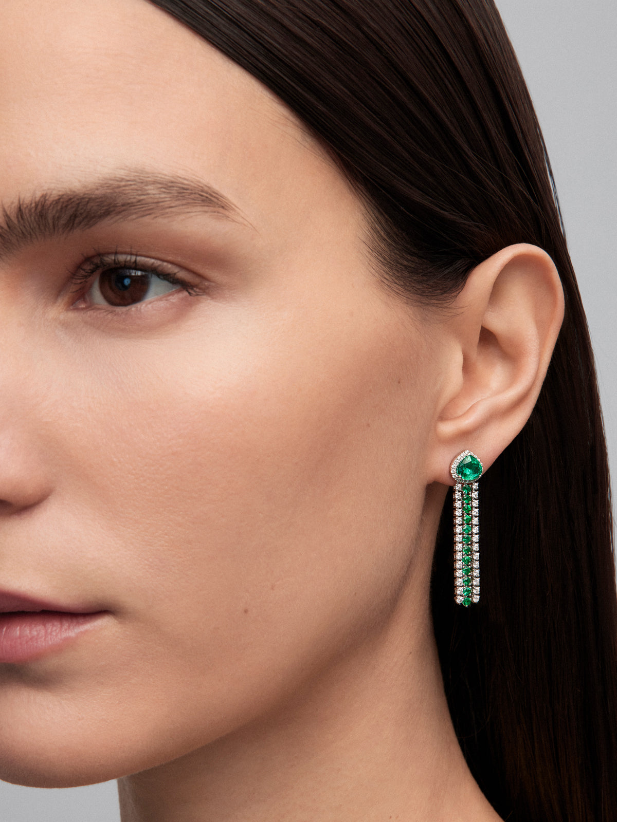 18K white gold hoop earrings with 2 pear-cut emeralds with a total of 1.68 cts, 24 brilliant-cut emeralds with a total of 0.76 cts and 92 brilliant-cut diamonds with a total of 1.13 cts