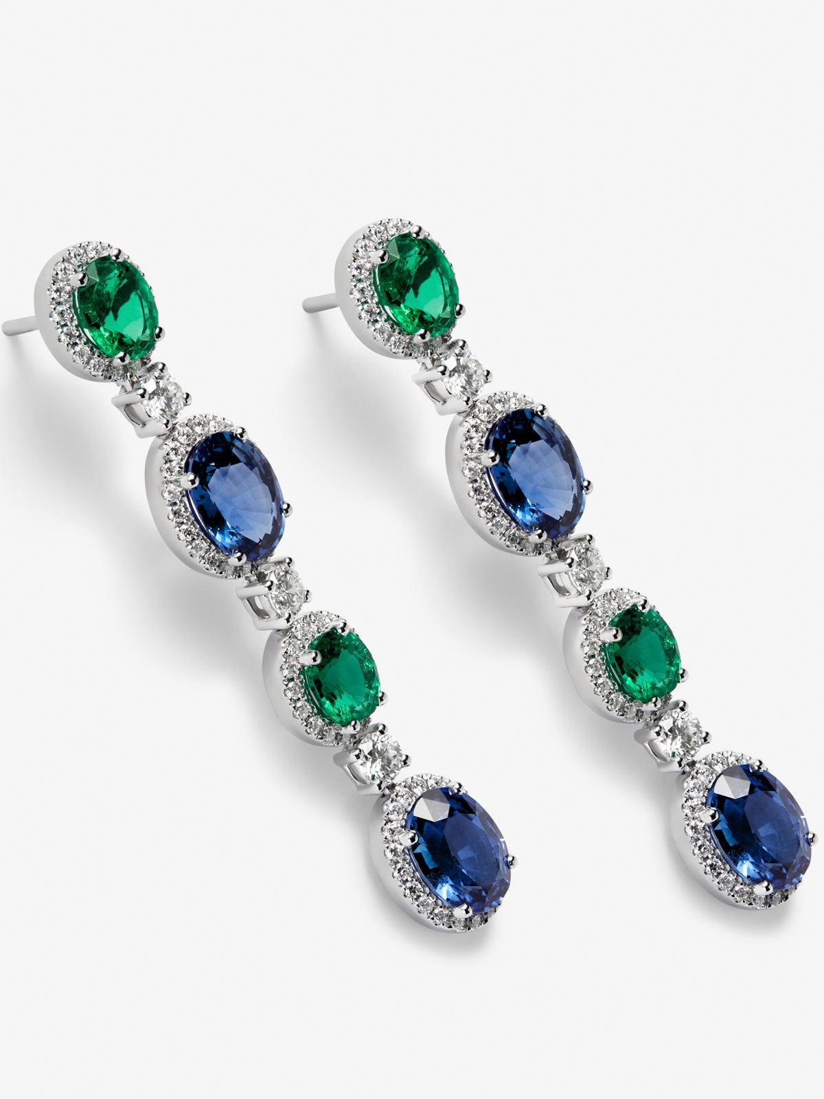 Pendientes colgantes en oro blanco de 18K con 4 zafiros azul intenso en talla oval , 4 esmeraldas verdes en talla oval cy 150 diamantes en talla brillante