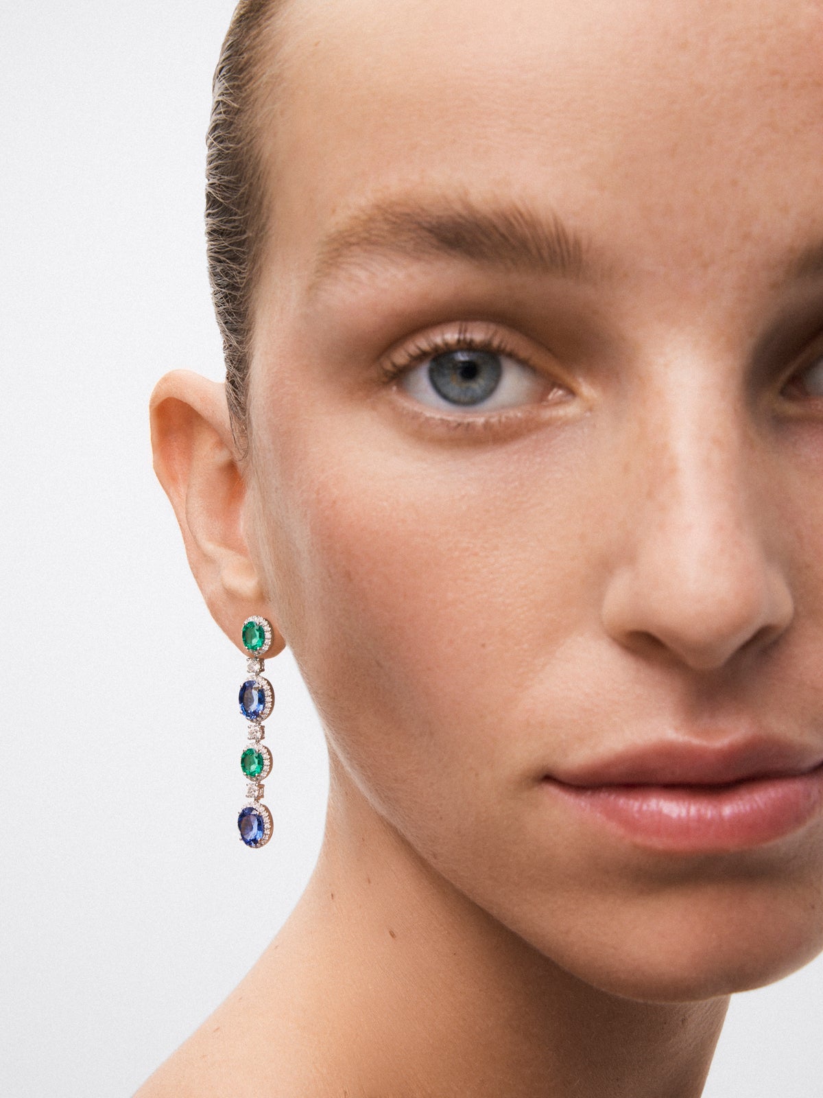 Pendientes colgantes en oro blanco de 18K con 4 zafiros azul intenso en talla oval , 4 esmeraldas verdes en talla oval cy 150 diamantes en talla brillante