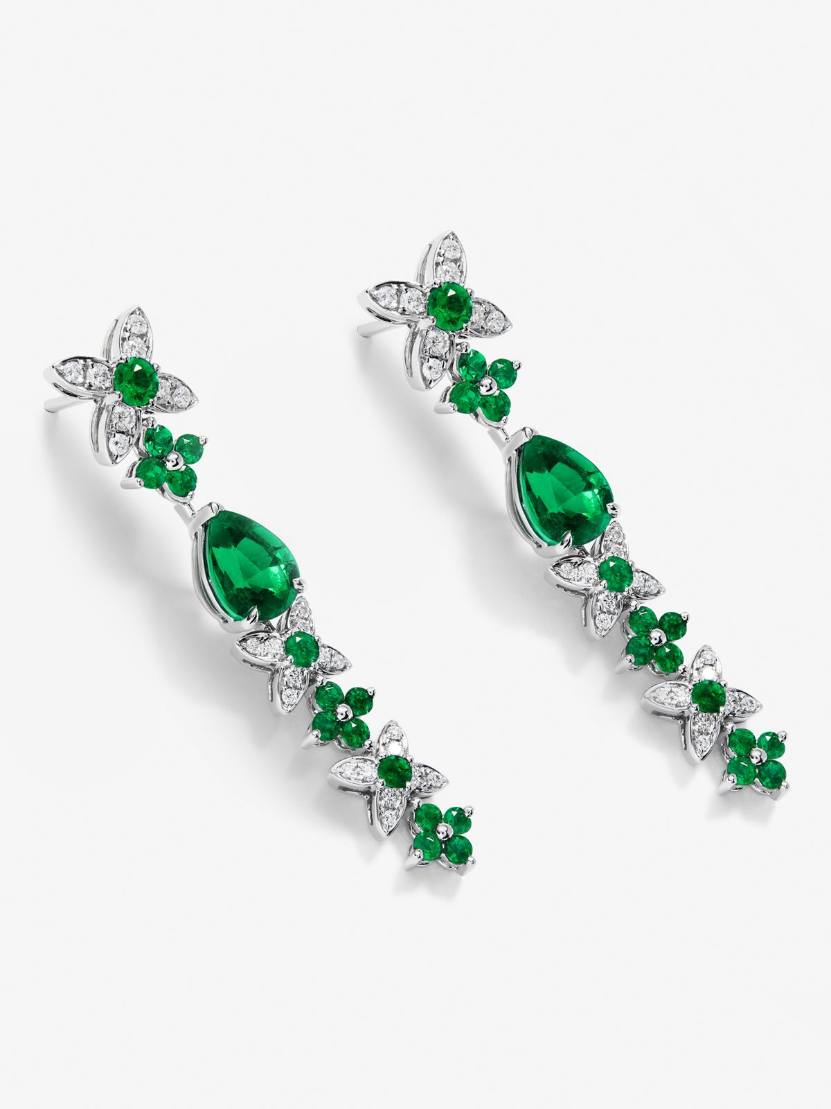 Pendientes de oro blanco de 18K con esmeraldas verdes en talla pera y brillante de 3,4 cts y diamantes 0,49 cts