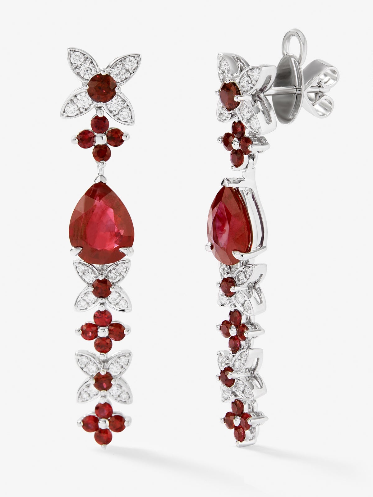 Pendientes de oro blanco de 18K con rubíes rojo pigeon blod en talla pera de 3,95 cts, rubíes rojos en talla brillante de 1,63 cts y diamantes blancos en talla brillante de 0,5 cts