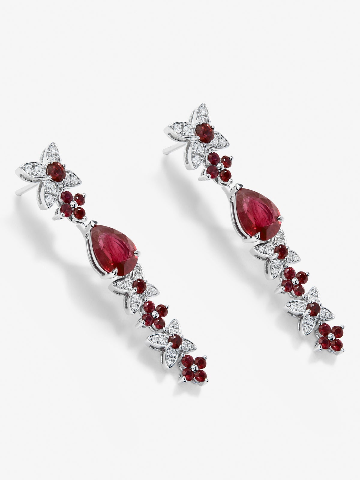 Pendientes de oro blanco de 18K con rubíes rojo pigeon blod en talla pera de 3,95 cts, rubíes rojos en talla brillante de 1,63 cts y diamantes blancos en talla brillante de 0,5 cts