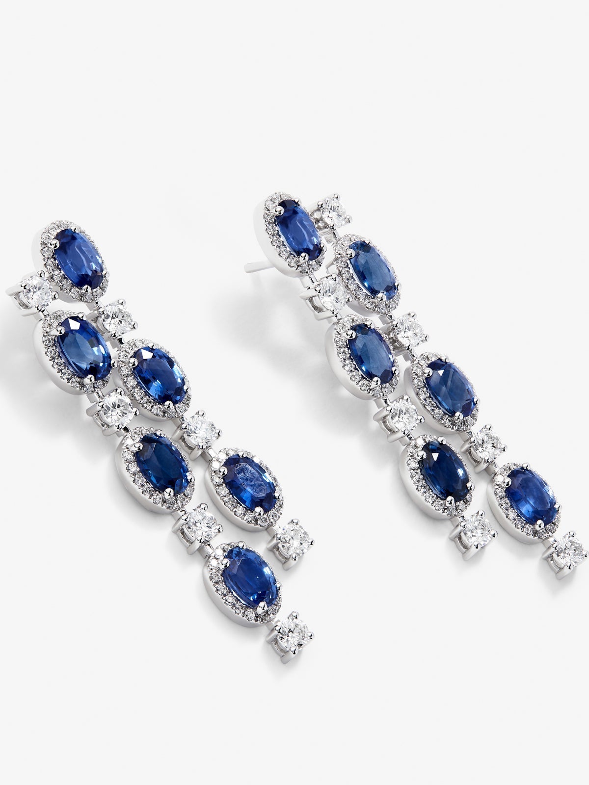 Pendientes de oro blanco de 18K con zafiros azules en talla oval de 7,67 cts y diamantes blancos en talla brillante de 2,23 cts