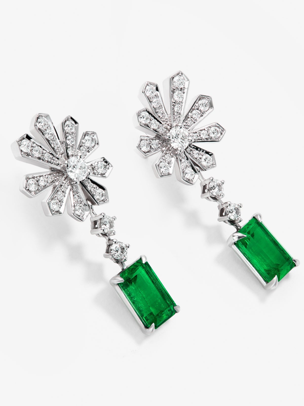 Pendientes de oro blanco de 18K con esmeraldas verdes en talla octogonal de 3,12 cts y diamantes blancos en talla brillante de 0,9 cts
