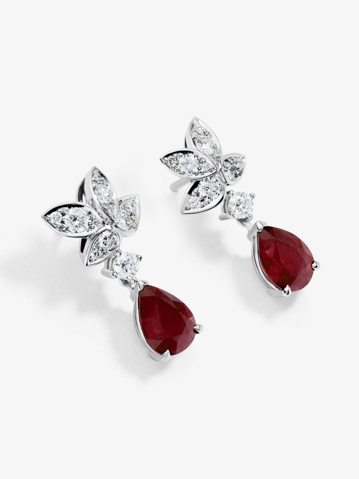 Pendientes de oro blanco de 18K con rubíes rojos pigeon blod en talla pera de 4,62 cts y diamantes blancos en talla brillante de 0,89 cts