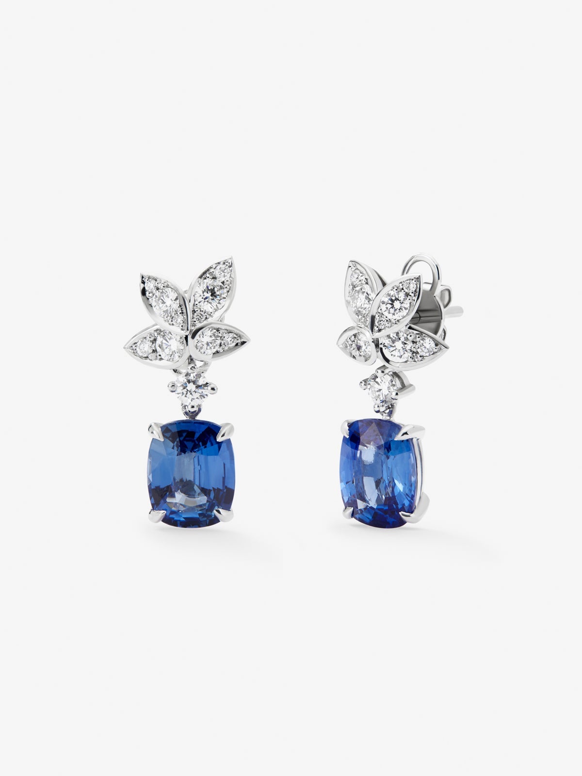 Pendientes de oro blanco de 18K con 2 zafiros azules en talla cushion con un total de 6,69 cts y 22 diamantes en talla brillante con un total de 0,89 cts