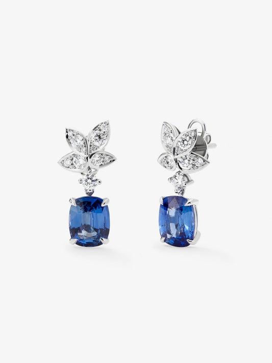 Pendientes de oro blanco de 18K con 2 zafiros azules en talla cushion con un total de 6,69 cts y 22 diamantes en talla brillante con un total de 0,89 cts