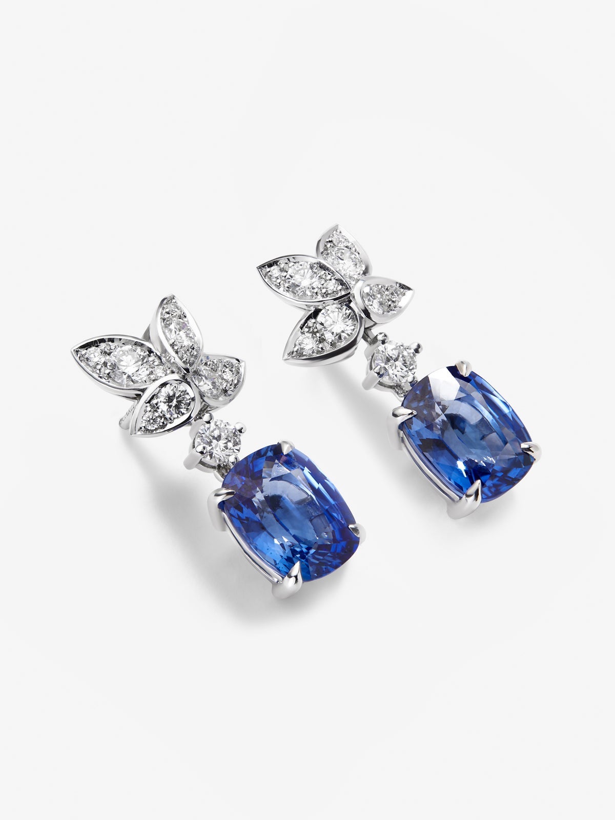 Pendientes de oro blanco de 18K con 2 zafiros azules en talla cushion con un total de 6,69 cts y 22 diamantes en talla brillante con un total de 0,89 cts