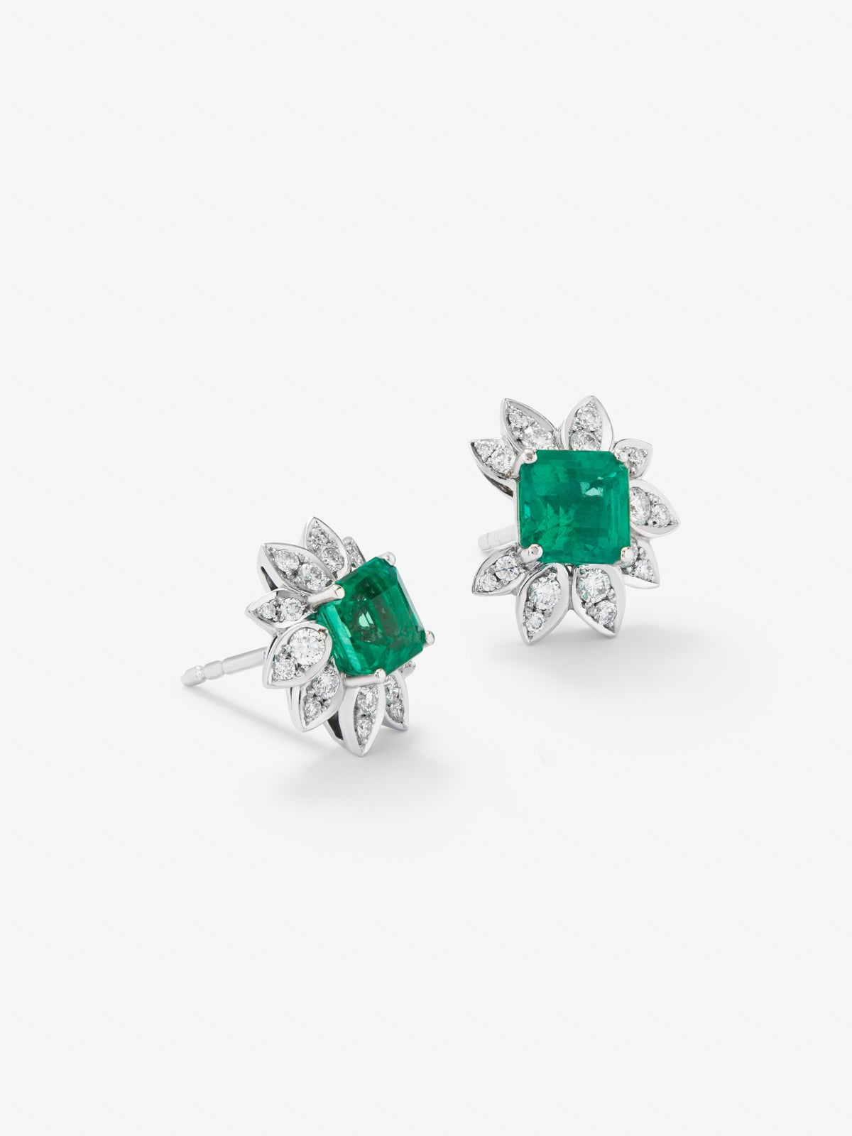 Pendientes de oro blanco de 18K con esmeraldas verdes en talla octogonal de 2,21 cts y diamantes blancos en talla brillante de 0,45 cts