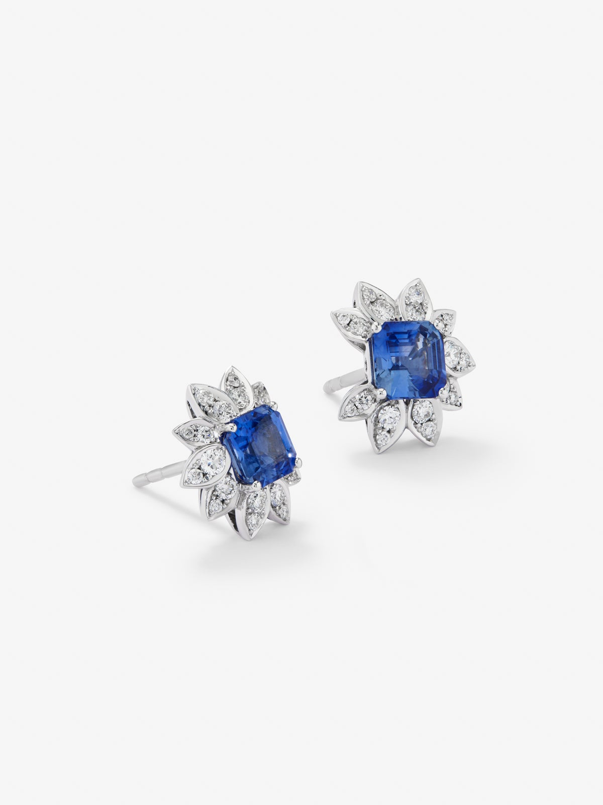 Pendientes de oro blanco de 18K con zafiros azules en talla octogonal de 2,66 cts y diamantes blancos en talla brillante de 0,45 cts