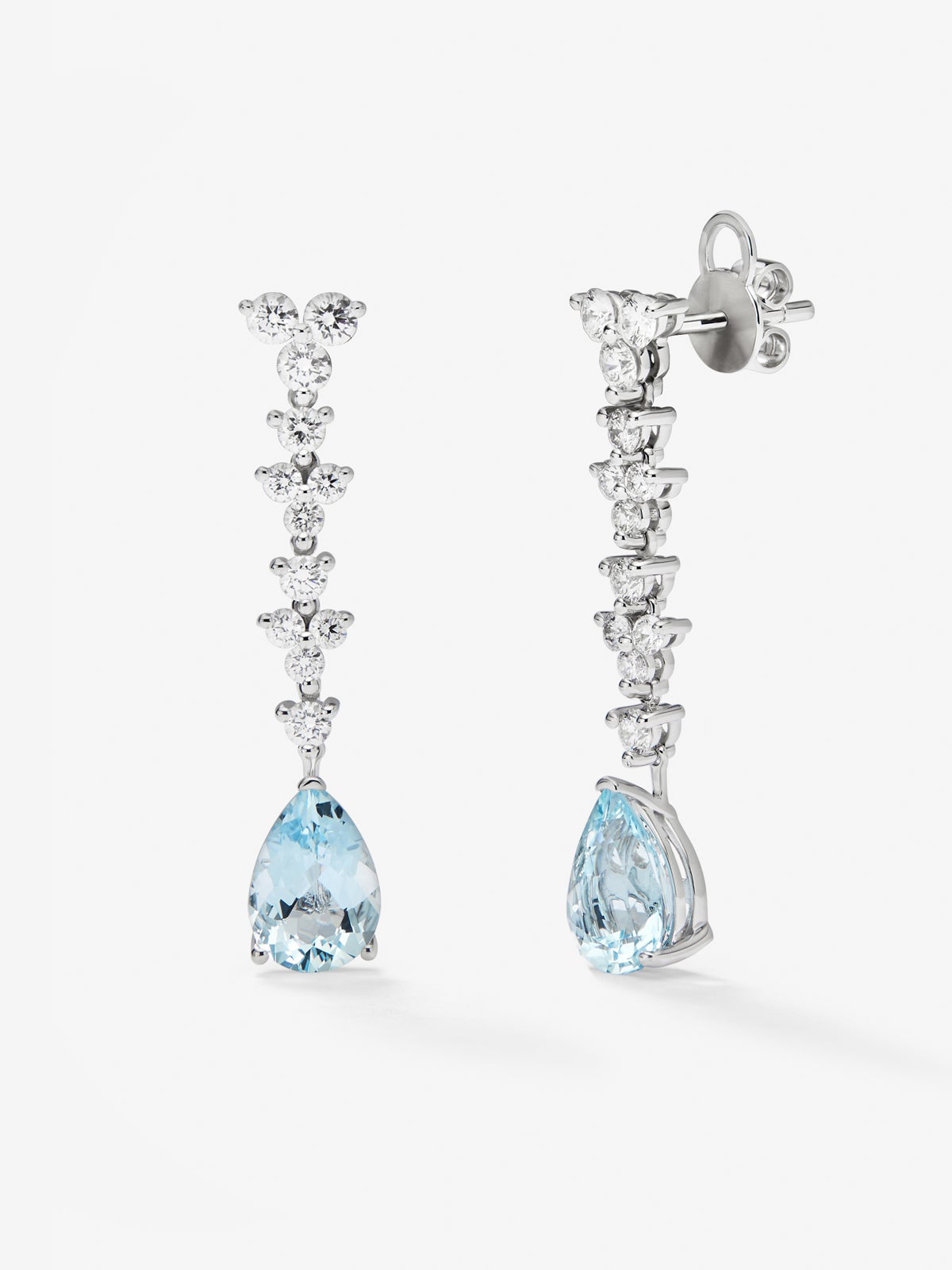 Pendientes de oro blanco de 18K con 2 aguamarinas azules en talla pera con un total de 2,86 cts y 24 diamantes en talla brillante con un total de 1,19 cts