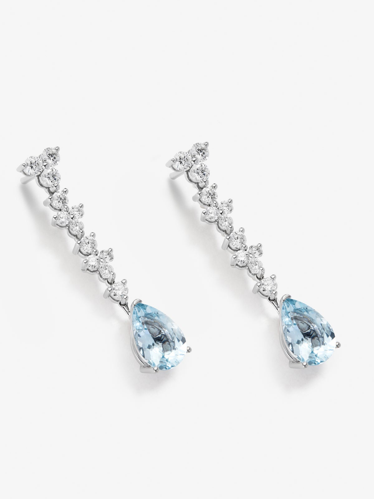 Pendientes de oro blanco de 18K con 2 aguamarinas azules en talla pera con un total de 2,86 cts y 24 diamantes en talla brillante con un total de 1,19 cts
