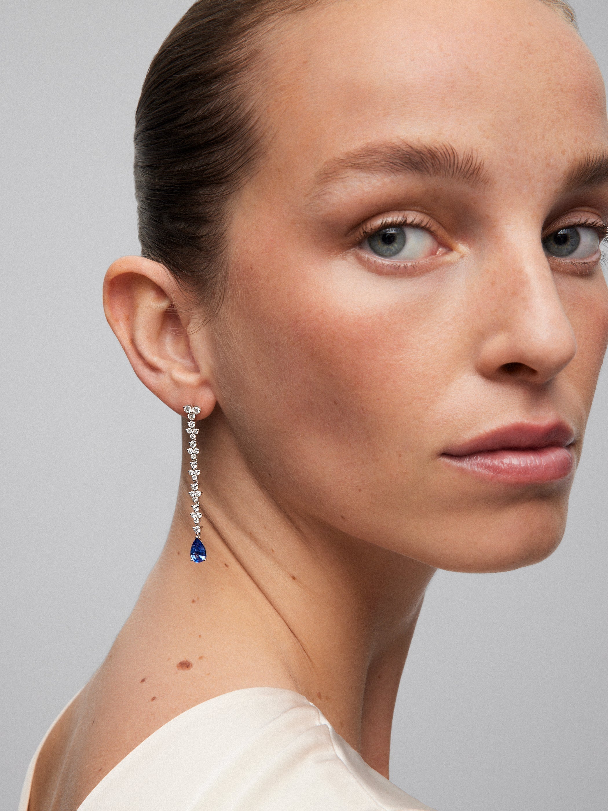 Pendientes de oro blanco de 18K con zafiros azules en talla pera de 2,63 cts y diamantes blancos en talla brillante de 2,12 cts
