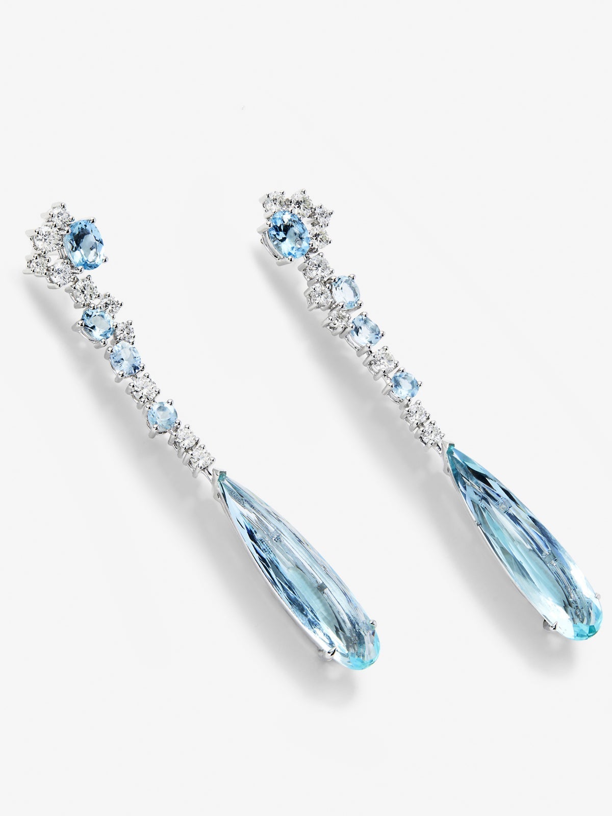 Pendientes de oro blanco de 18K con aguamarinas azules en talla oval y pera de 13,08 y diamantes blancos en talla brillante de 2,22 cts