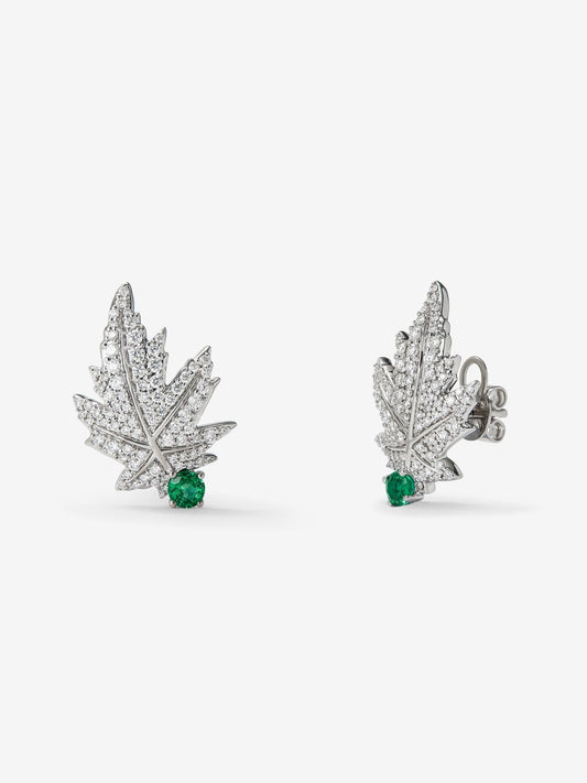 Pendientes de oro blanco de 18K con 2 esmeraldas centrales con un total de 0,28 cts, pavé de diamantes y forma de hoja de arce