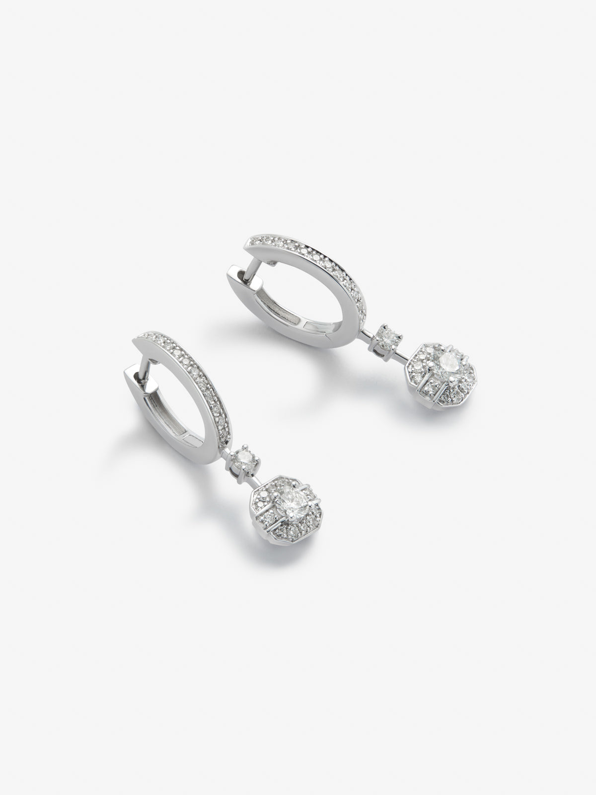 Pendientes de oro blanco de 18K con 52 diamantes en talla brillante con un total de 0,45 cts
