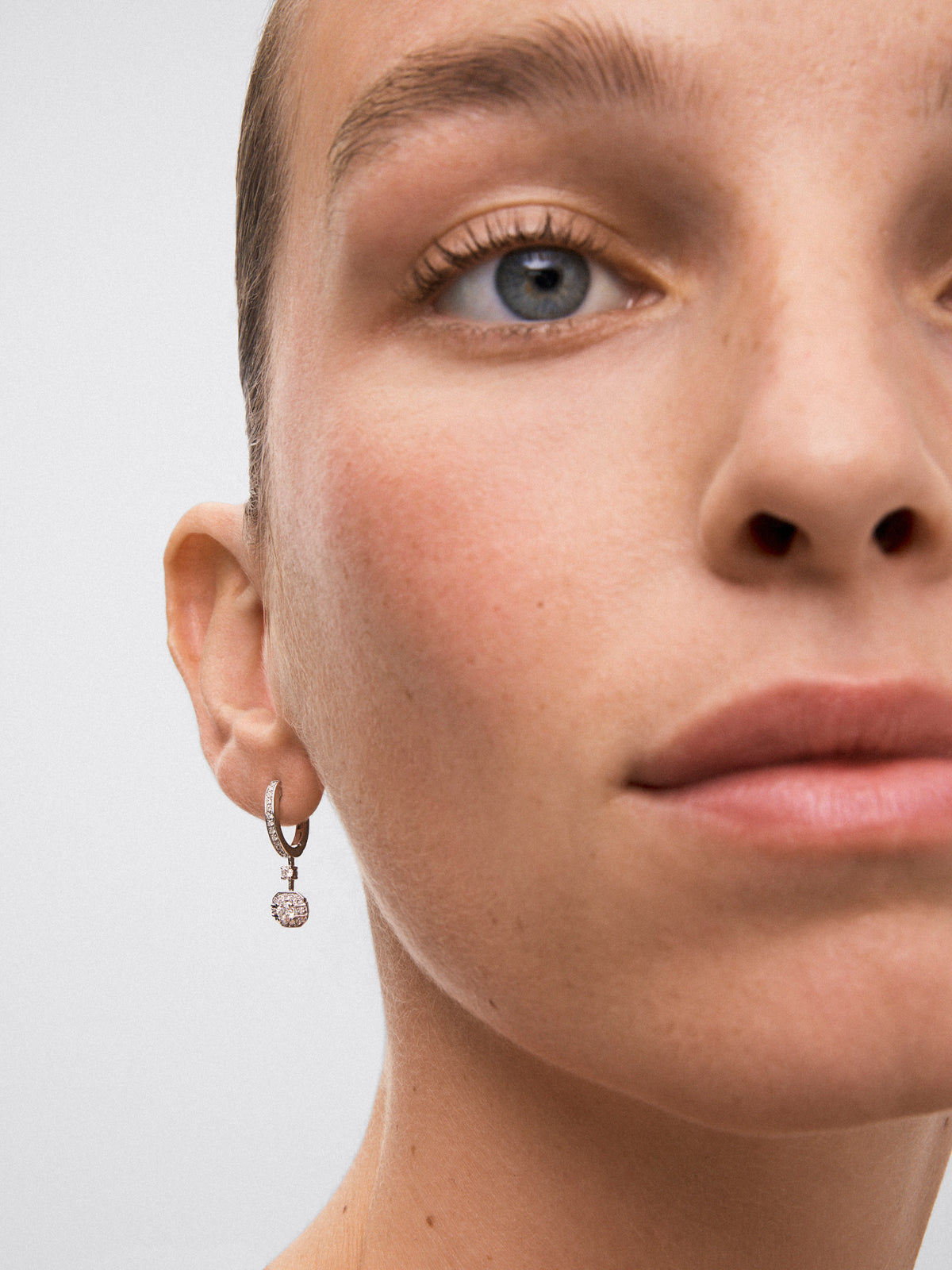 Pendientes de oro blanco de 18K con 52 diamantes en talla brillante con un total de 0,45 cts