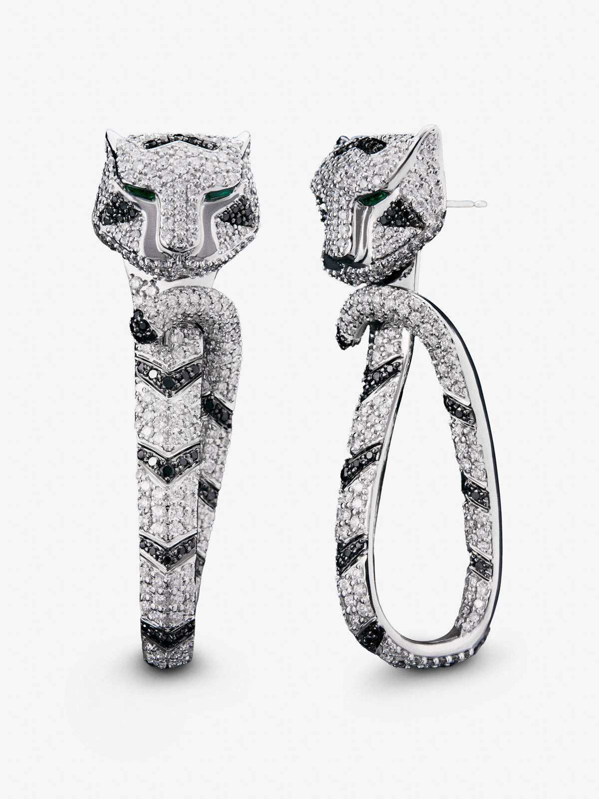Pendientes con forma de tigre de oro blanco de 18K con diamantes blancos y negros en talla brillante con un total de 3,15 cts, y esmeraldas en talla trapecio con un total de 0,26 cts