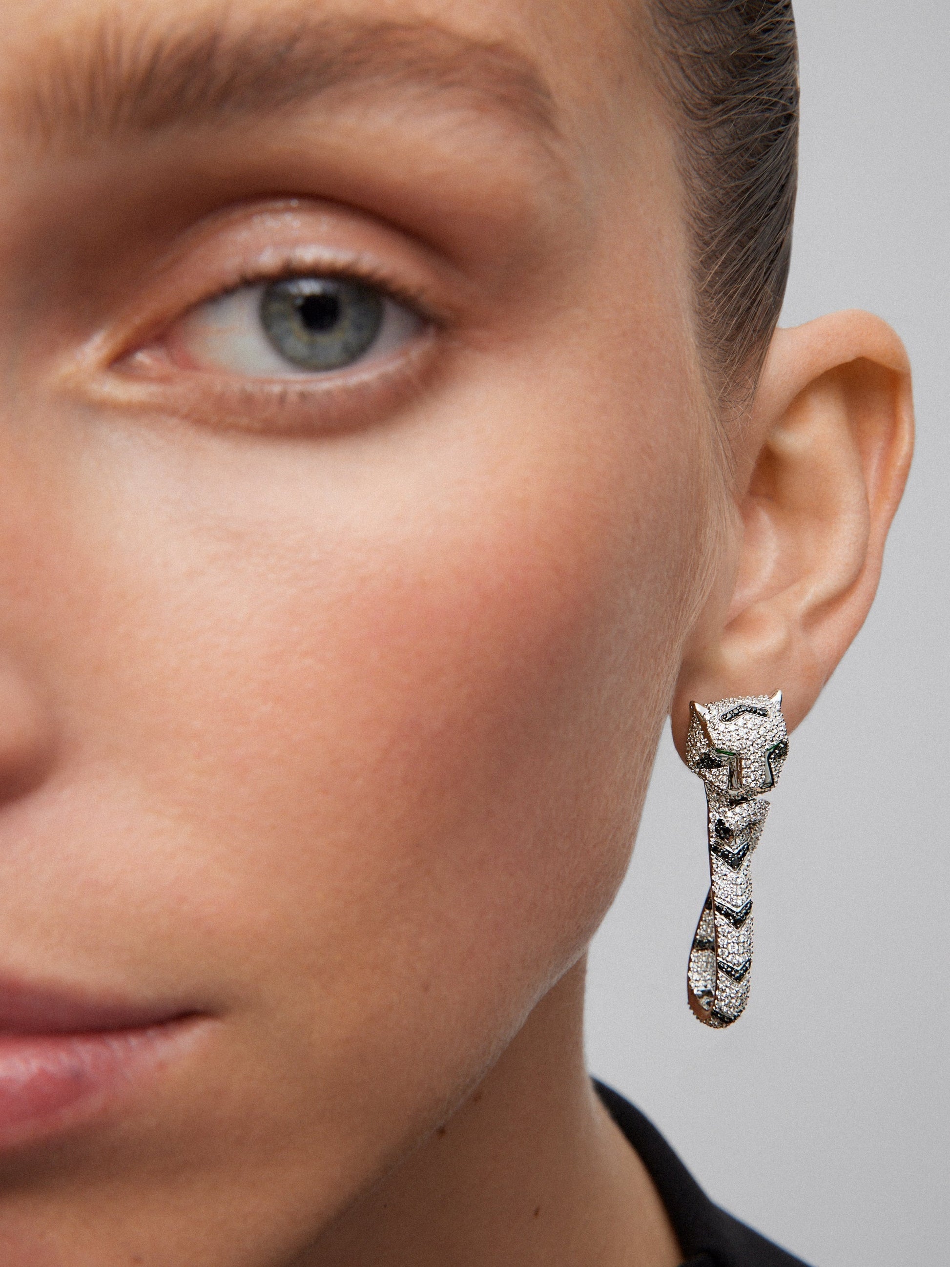 Pendientes de oro blanco de 18K con 548 diamantes blancos en talla brillante con un total de 2,68 cts, 90 diamantes negros con un total de 0,47 cts, y 2 esmeraldas en talla trapecio con un total de 0,26 cts con forma de tigre