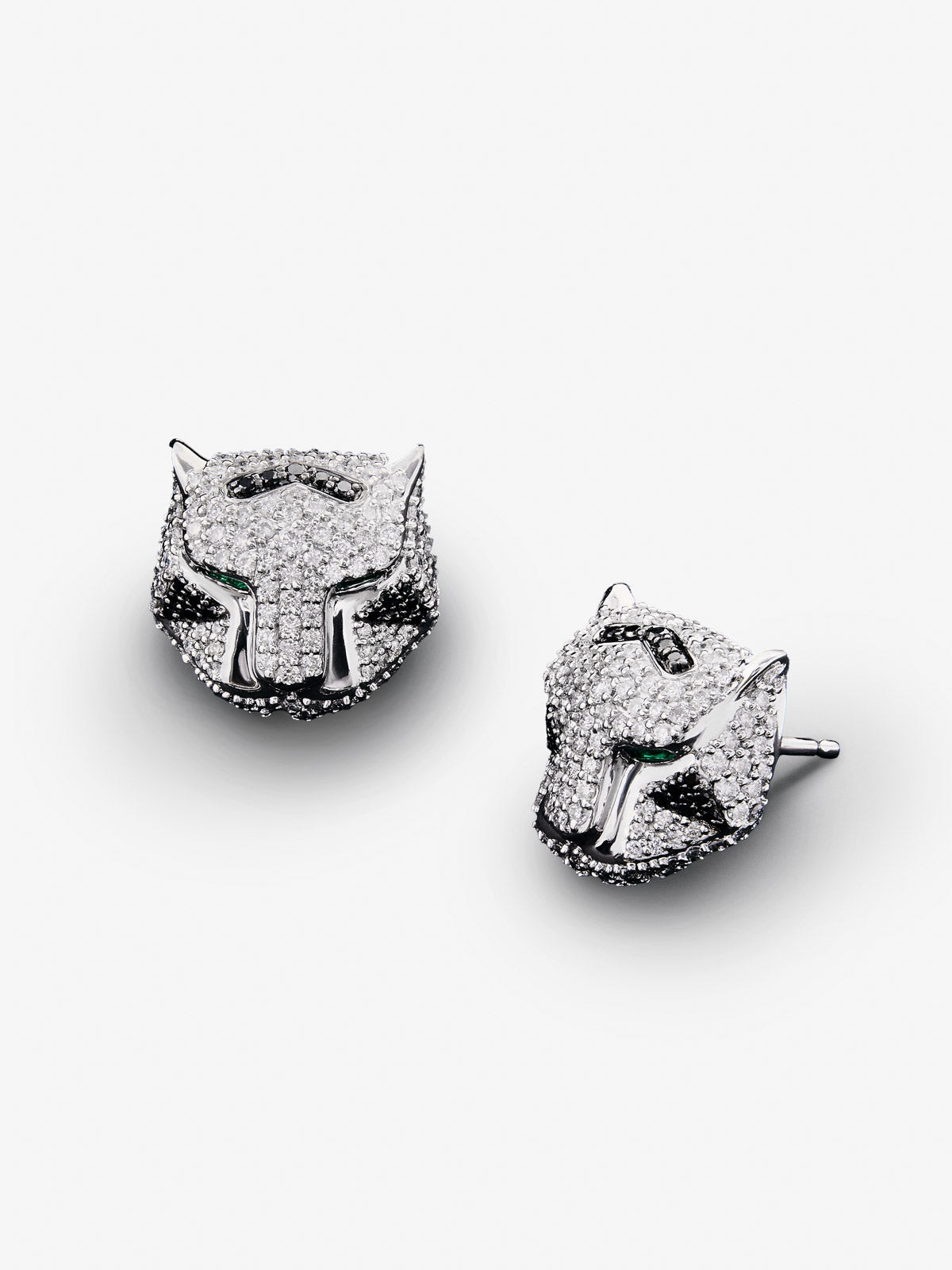 Pendientes con forma de tigre de oro blanco de 18K con diamantes blancos y negros en talla brillante con un total de 3,15 cts, y esmeraldas en talla trapecio con un total de 0,26 cts