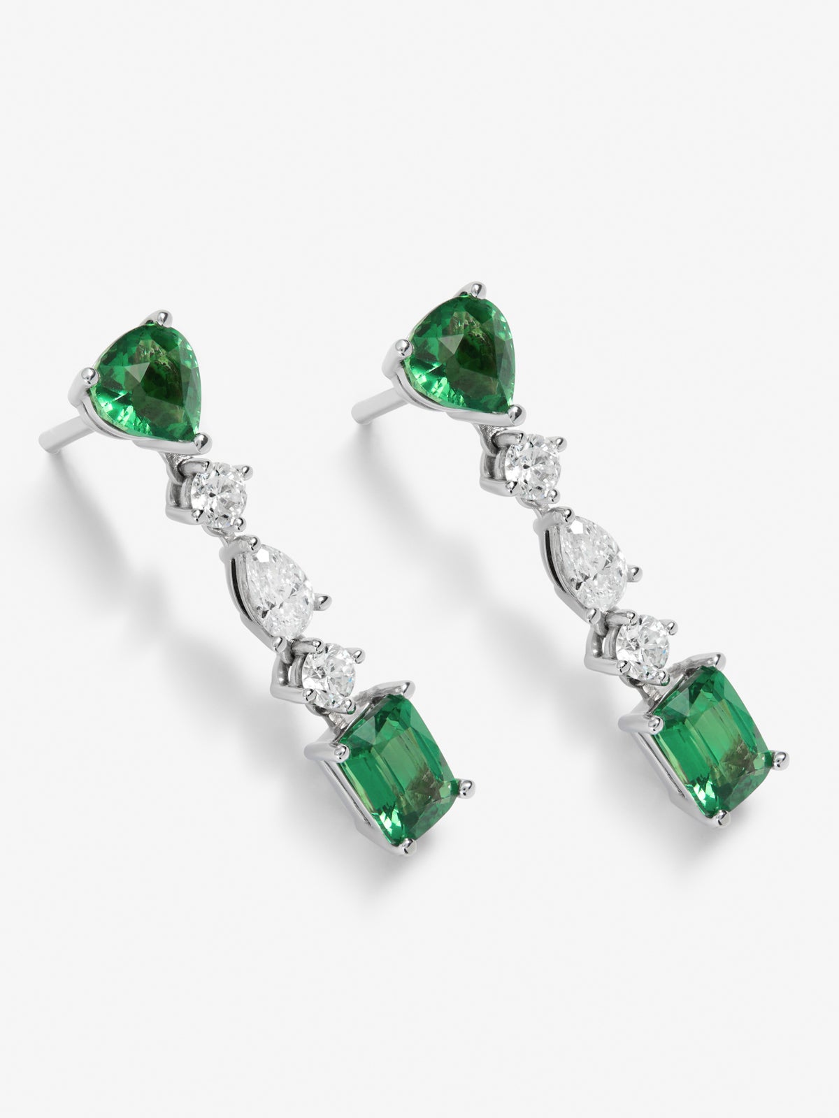 Pendientes de oro blanco de 18K con 4 tsavoritas verdes en talla pera y esmeralda con un total de 8,68 cts y 6 diamantes en talla pera y brillante con un total de 0,98