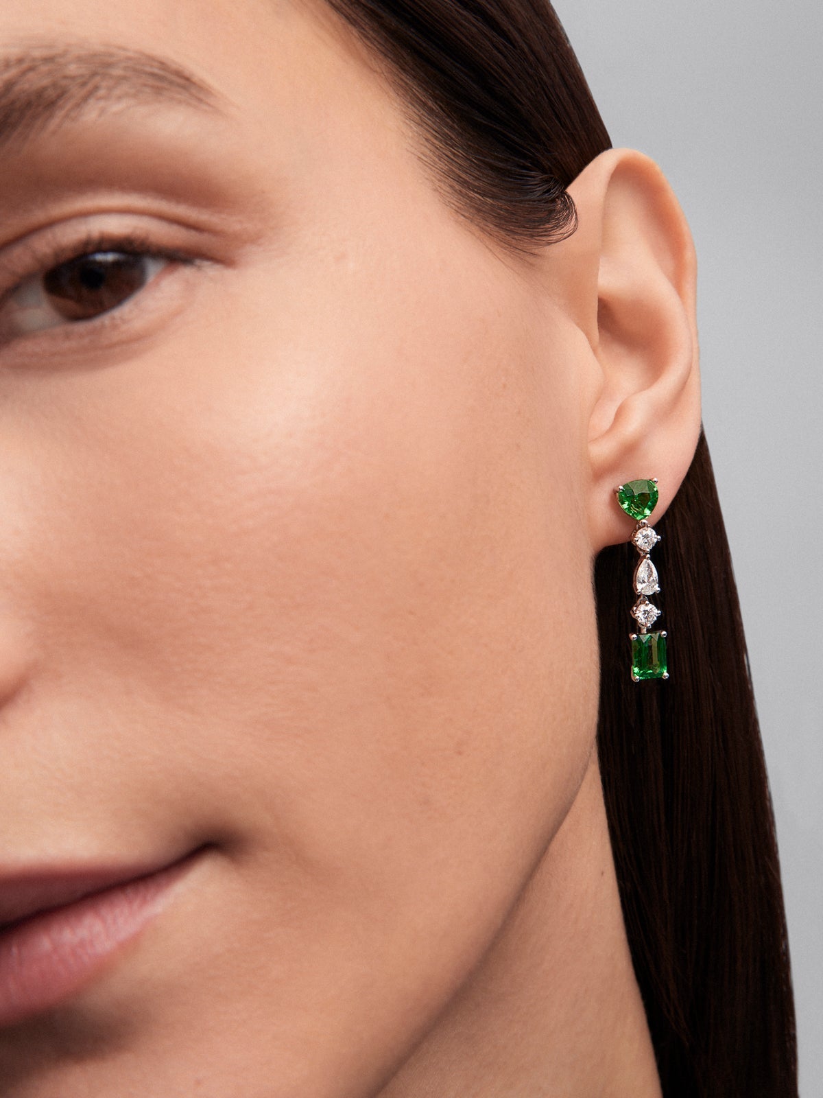 Pendientes de oro blanco de 18K con 4 tsavoritas verdes en talla pera y esmeralda con un total de 8,68 cts y 6 diamantes en talla pera y brillante con un total de 0,98