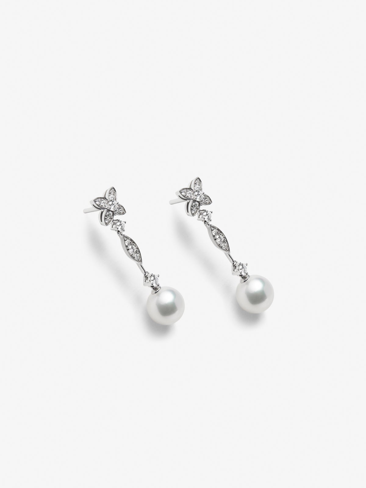 Pendientes de oro blanco de 18K con 28 diamantes en talla brillante con un total de 0,59 cts y 2 perlas akoya de 8,5 mm