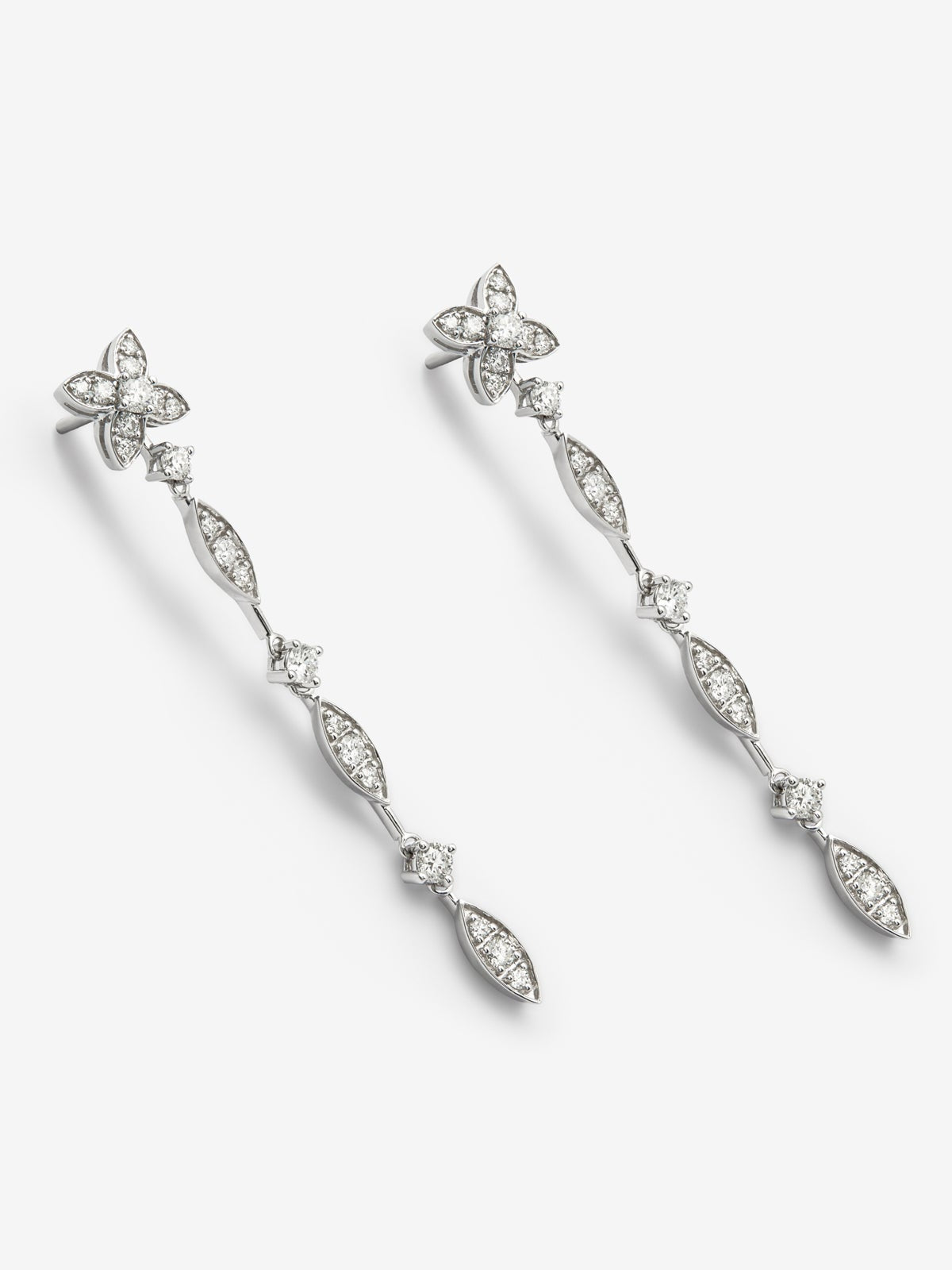 Pendientes de oro blanco de 18K con 44 diamantes en talla brillante con un total de 0,95 cts