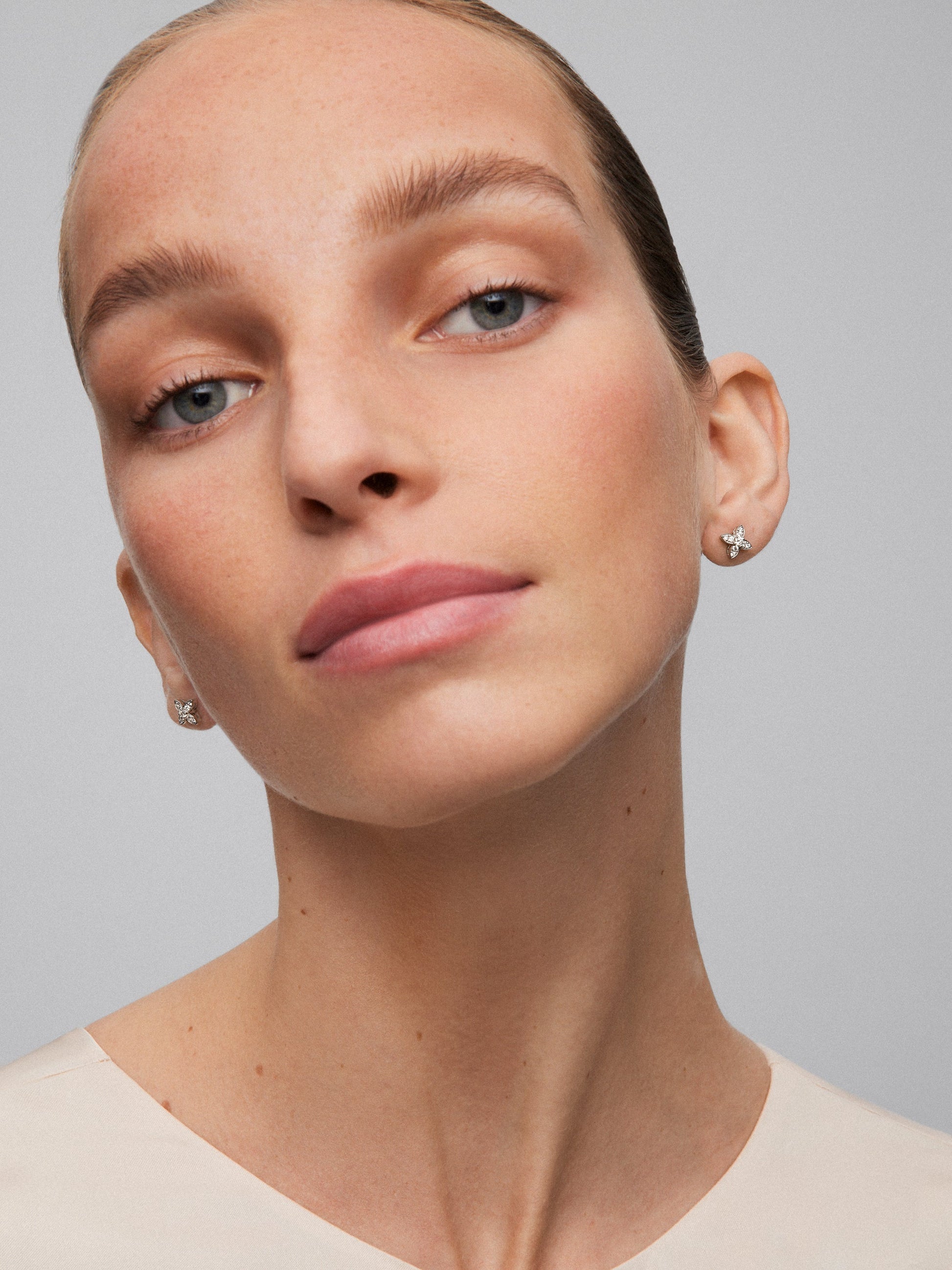 Pendientes de oro blanco de 18K con 30 diamantes en talla brillante con un total de 0,63 cts y 2 amatistas verdes en talla pera