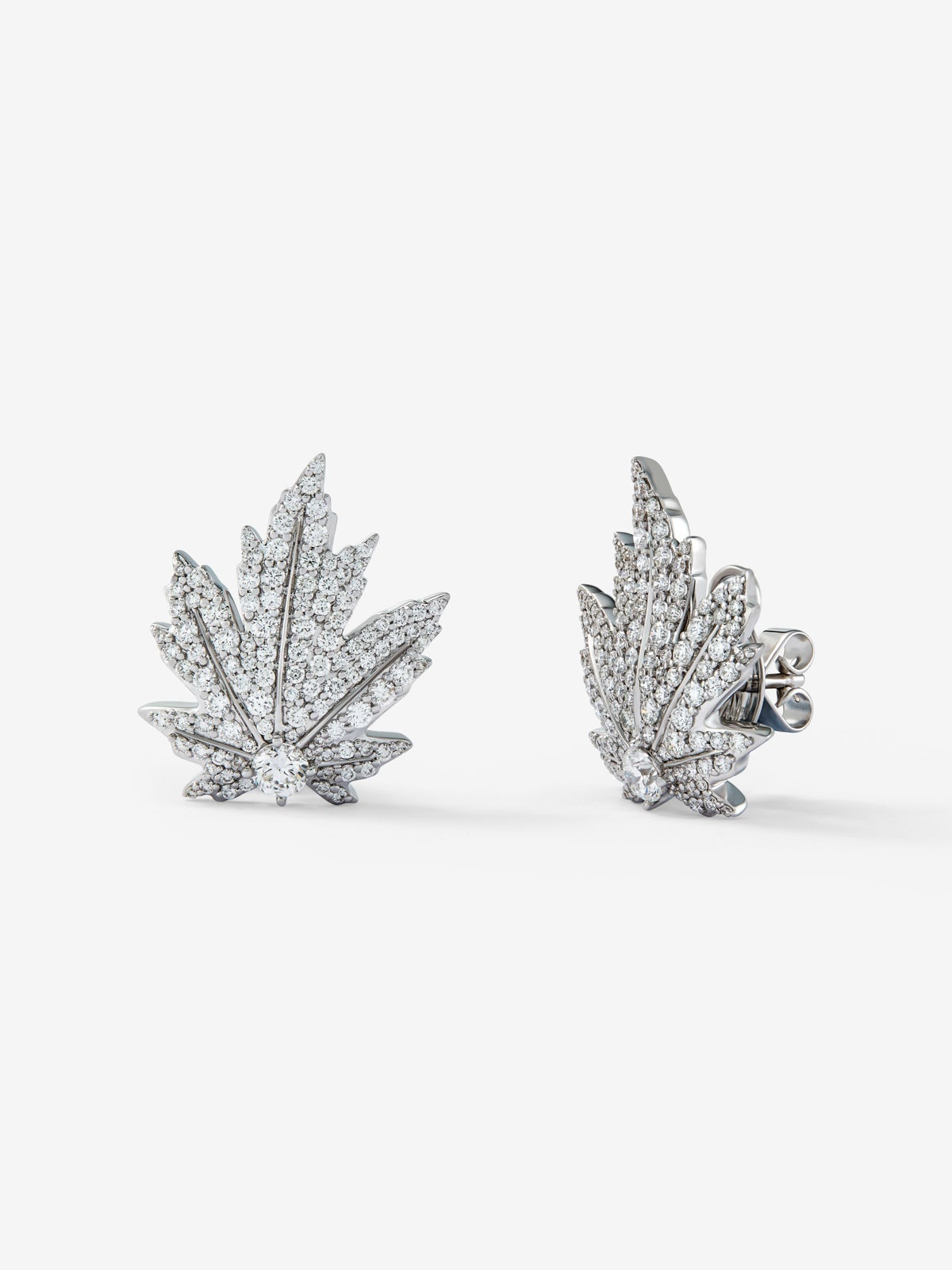 Pendientes de oro blanco de 18K con 2 diamantes centrales, pavé de diamantes y forma de hoja de arce