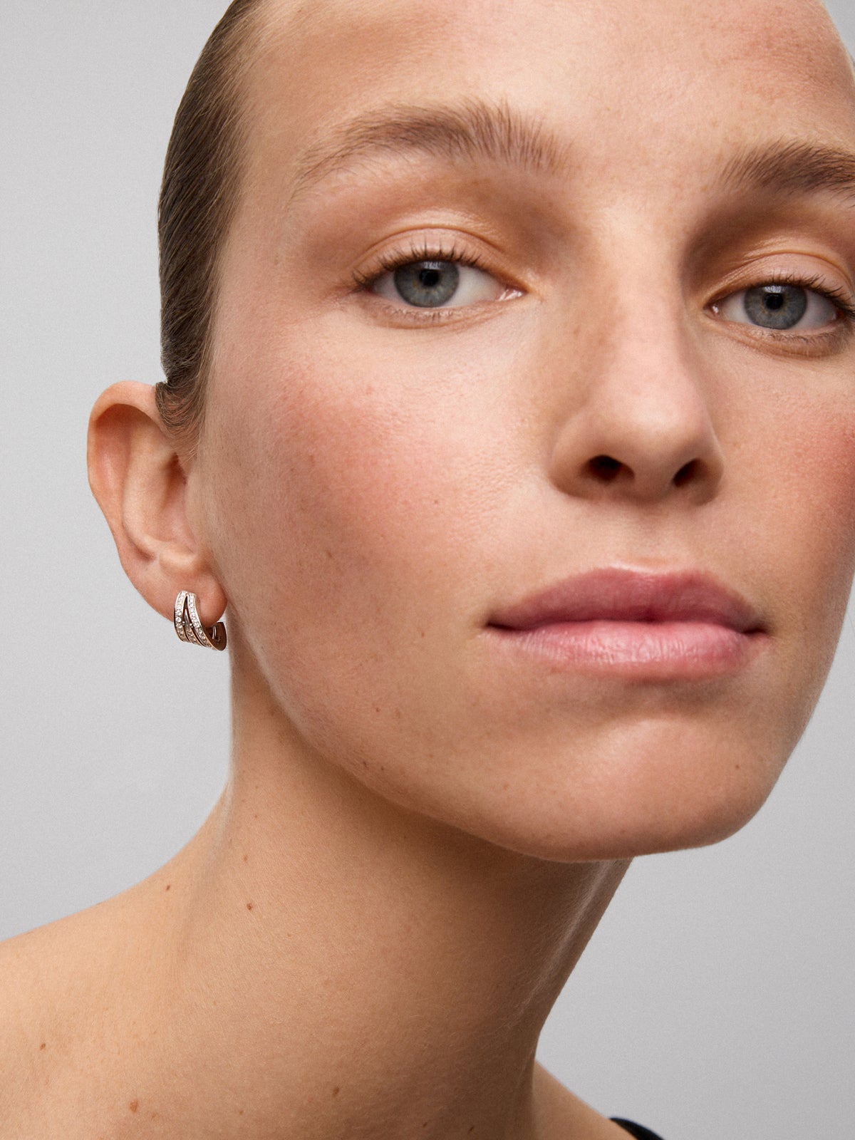 Pendientes de oro blanco de 18K con pavé de diamantes en talla brillante con un total de 0,52 cts
