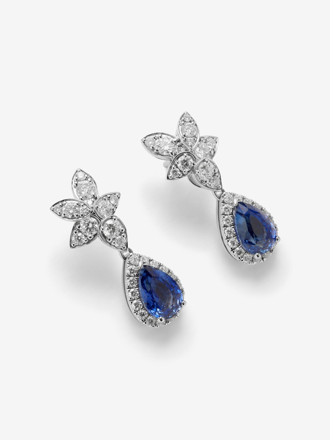 Pendientes de oro blanco de 18K con 2 zafiros azul cornflower en talla pera con un total de 4,3 cts y 56 diamantes en talla brillante con un total de 1,41 cts