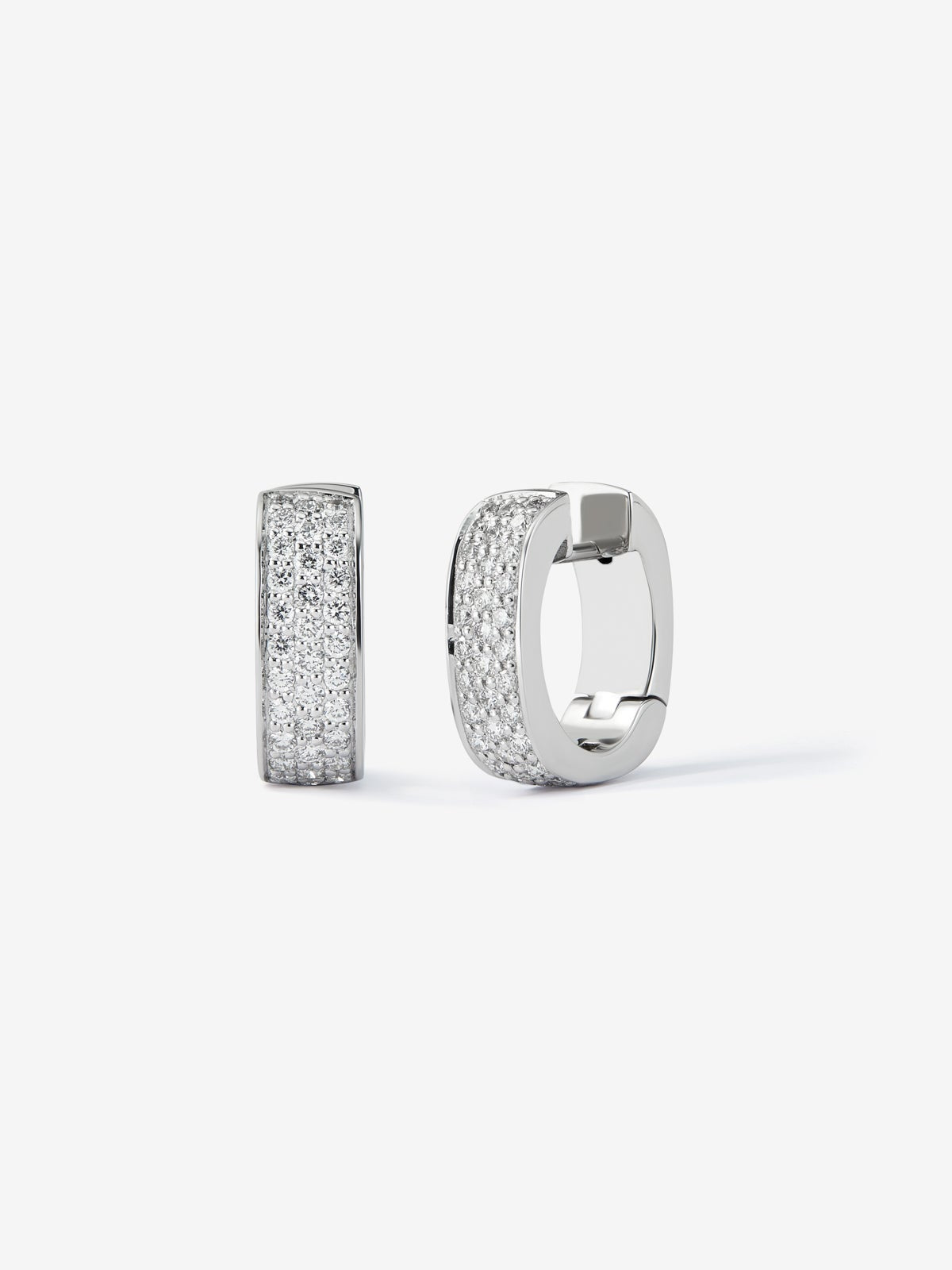 Pendientes de oro blanco de 18K con pavé de diamantes en talla brillante