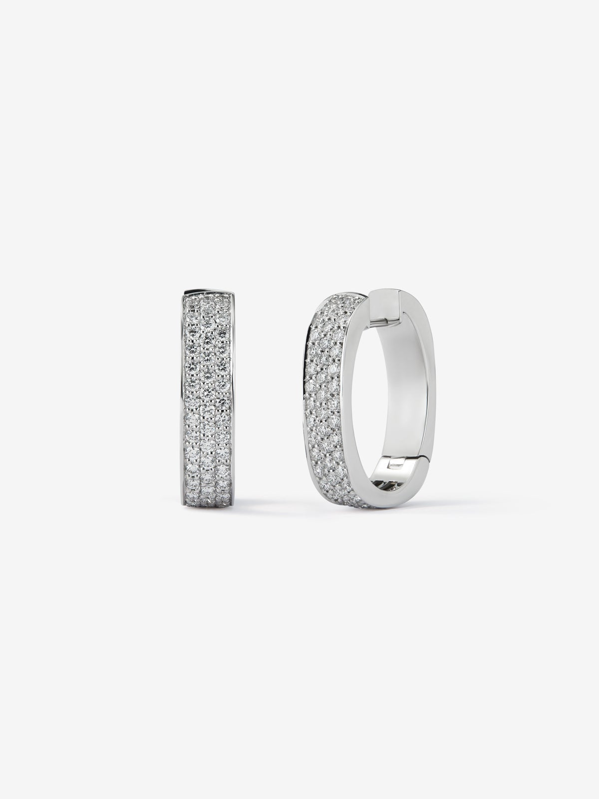 Pendientes de oro blanco de 18K con pavé de diamantes en talla brillante