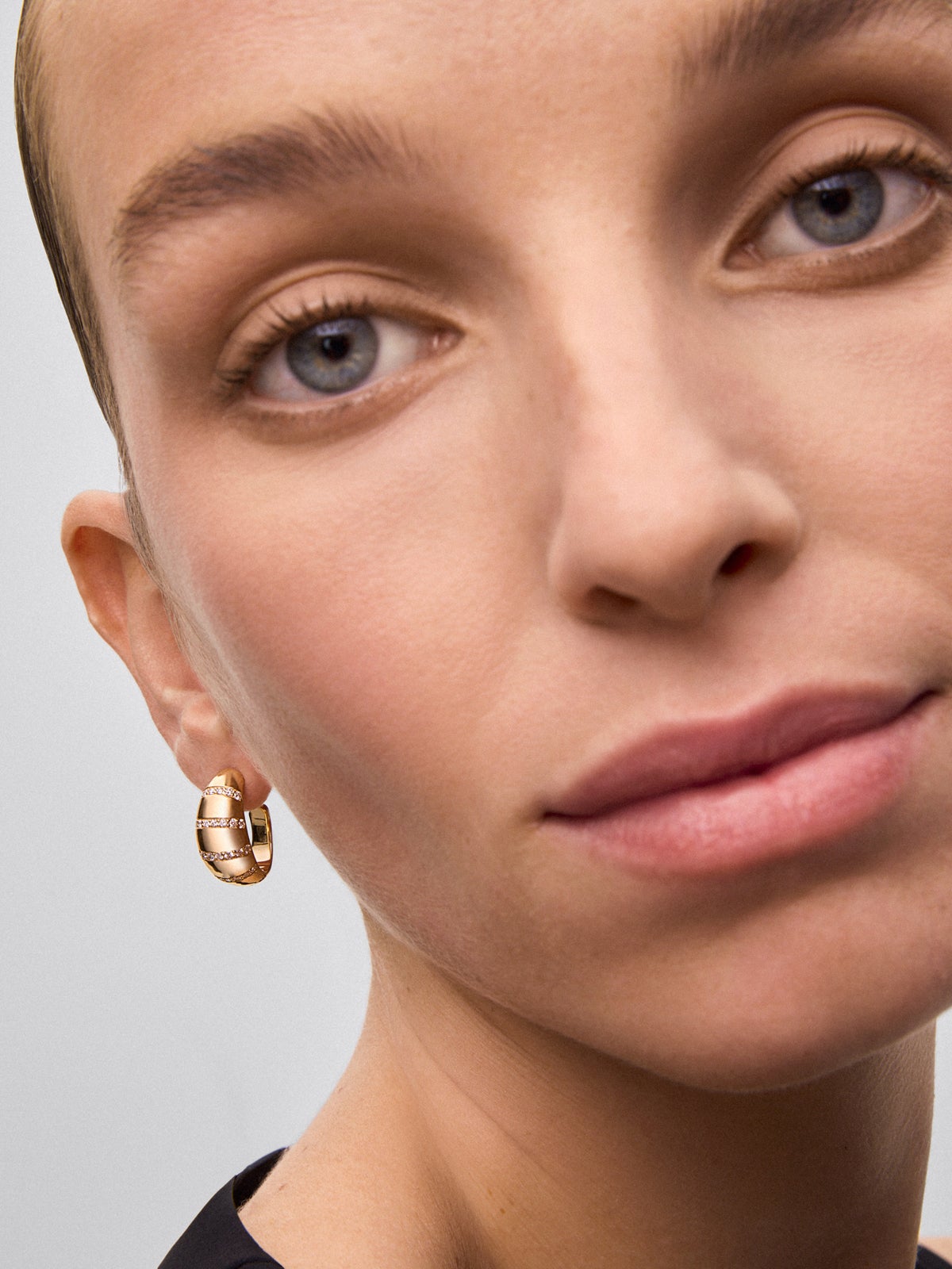 Pendientes de aro de oro amarillo de 18K con pavé de diamantes en talla brillante